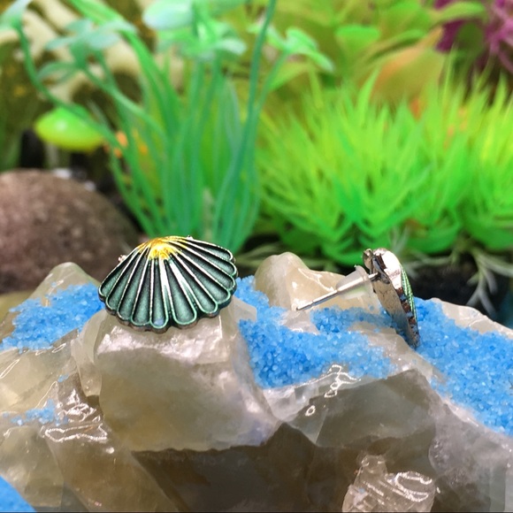 Clamshell Earrings ( Green ) - Picture 7 of 8